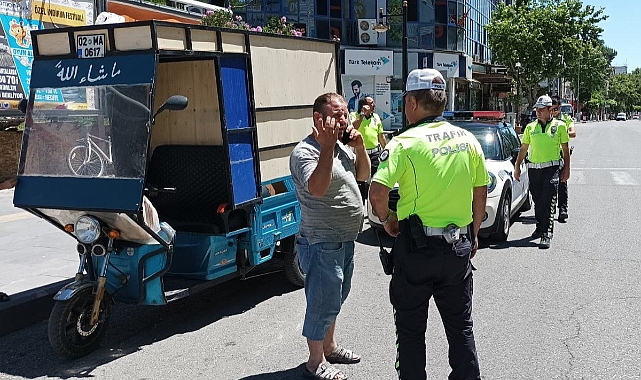 Ceza makbuzunu imzalamadan kaçtı!