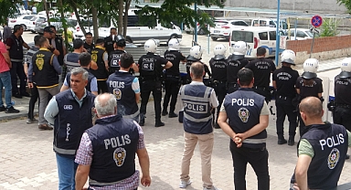 Cinayet zanlıları taşlı saldırıya uğradı