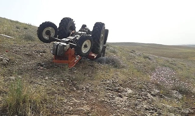 Devrilen traktörün sürücüsü kurtuldu!
