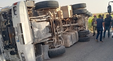 Mardin'de yüklü tır devrildi: 2 yaralı