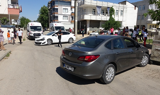 Otomobil Çarpıştı: 2 Yaralı