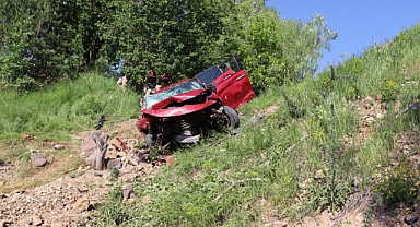 Otomobil şarampole yuvarlandı; 2 ölü, 3 ağır yaralı