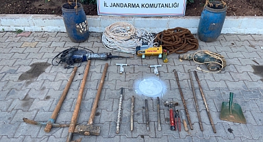 Patlayıcı ile kaçak kazı yaparken yakalandılar