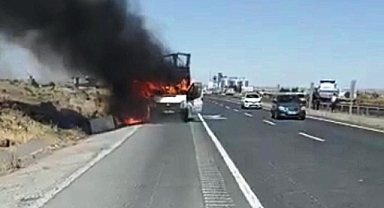 Seyir halindeki kamyonet alev aldı