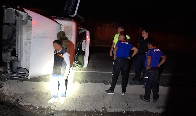 Urfa'da kum yüklü kamyon devrildi: 1 yaralı