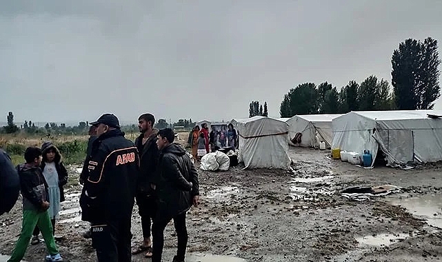 Urfalı işçilerin çadırları su altında kaldı!