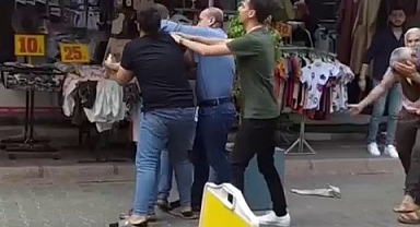 Yaşlı simitçiyi sokak ortasında öldüresiye dövdüler