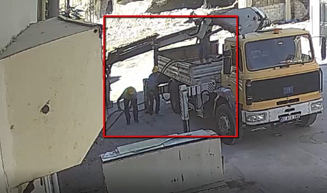Bakır kabloları gündüz vakti vinçle sökerek çaldılar