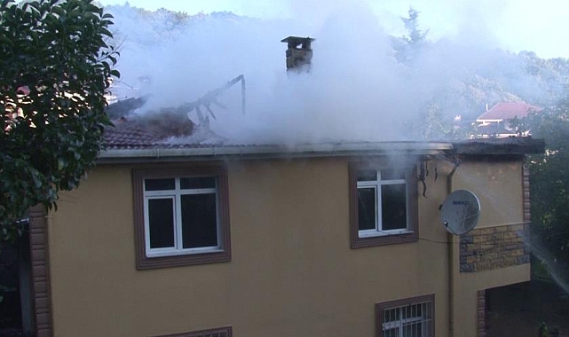 Binanın çatısı alevlere teslim oldu