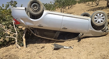 Birecik'te kontrolden çıkan otomobil devrildi!