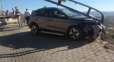 Elektrik direği kazayı engelledi