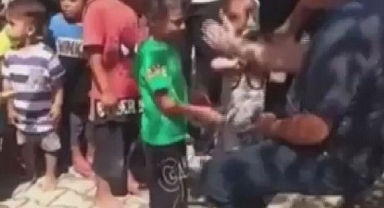 Hem sevdi hem de dövdü