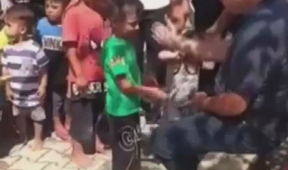 Hem sevdi hem de dövdü