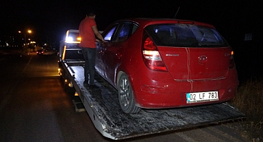 Jandarmayı gören şahıslar arabayı bırakıp kaçtı