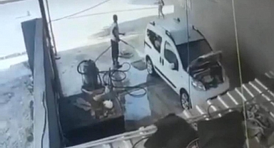 Kamyonetin altında kalmaktan son anda kurtuldu