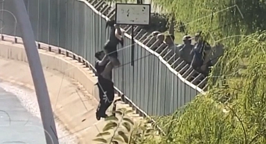 Kanala düşen kadını polis kurtardı