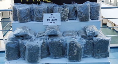 Klima motor kapağının içinde esrar ele geçirildi!