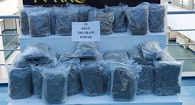 Klima motor kapağının içinde esrar ele geçirildi!
