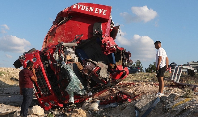 Nakliye kamyonu şarampole uçtu! 4 ölü
