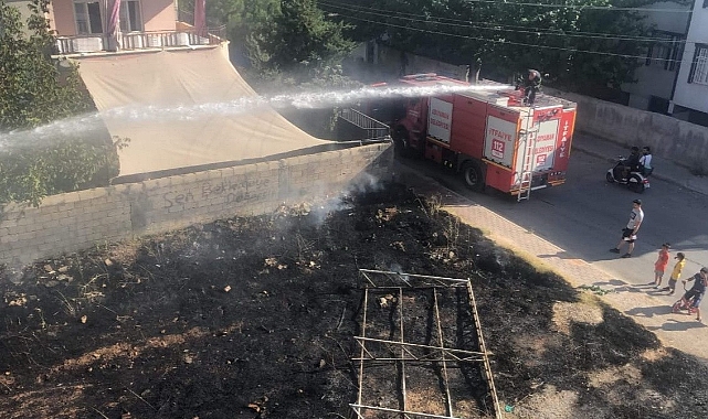 Ot yangını mahalle sakinlerinin paniğine neden oldu