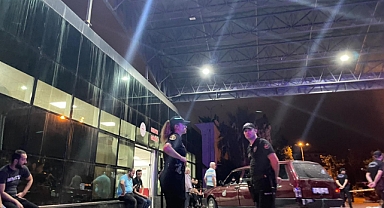 Otomobile silahlı saldırı; 1 ölü, 8 yaralı