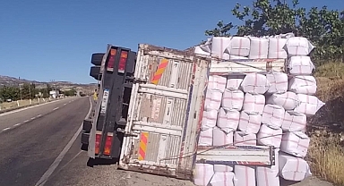 Saman yüklü kamyon devrildi