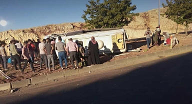 Şanlıurfa'da işçi servisi devrildi: Yaralılar var