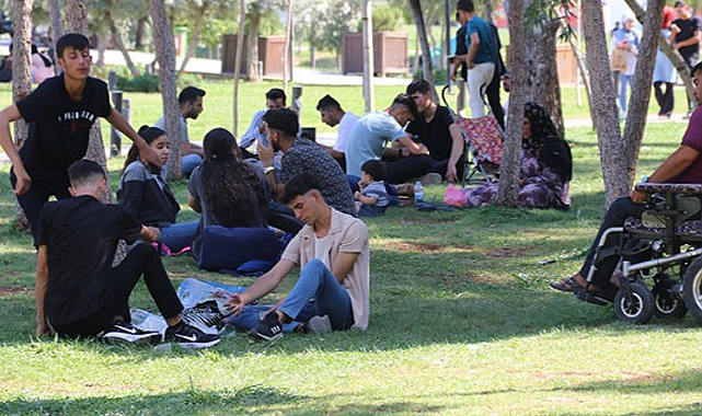 Sıcak havadan dolayı vatandaşlar parklara akın etti