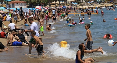 Sıcaktan bunalan vatandaş Mersin’e akın etti