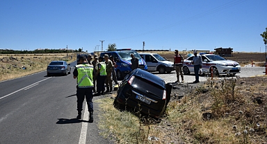 Siverek'te otomobil menfeze çarptı! 3 yaralı