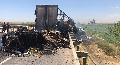 Urfa'da atık malzeme yüklü tır küle döndü!