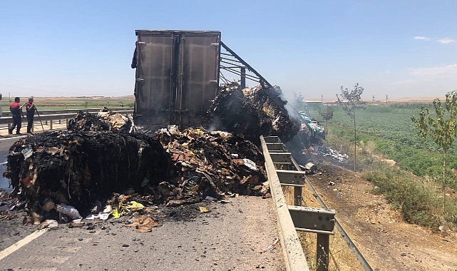 Urfa'da atık malzeme yüklü tır küle döndü!
