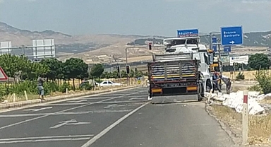 Urfa yol ayrımı kavşağında iplik yüklü tır devrildi!