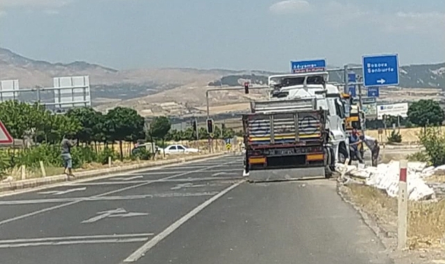 Urfa yol ayrımı kavşağında iplik yüklü tır devrildi!