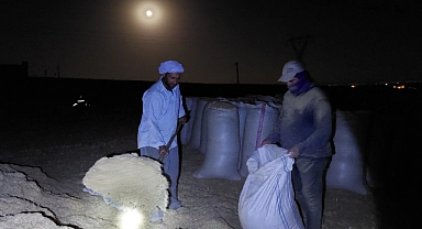 Urfalı saman işçileri ay ışığında çalışıyorlar