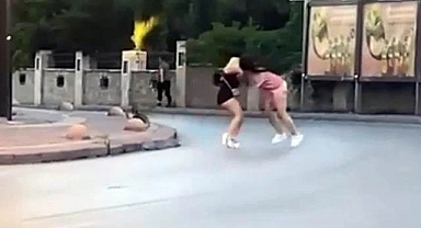 Yol ortasında iki kadın saç baş birbirine girdi!