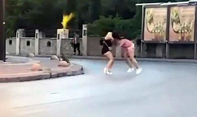 Yol ortasında iki kadın saç baş birbirine girdi!