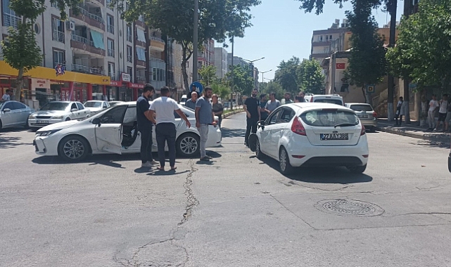 Adıyaman’da iki otomobil çarpıştı