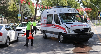 Ambulansla otomobil çarpıştı 1 kişi yaralandı