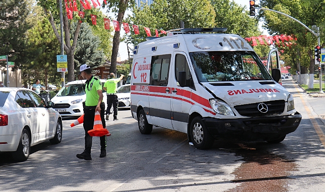 Ambulansla otomobil çarpıştı 1 kişi yaralandı