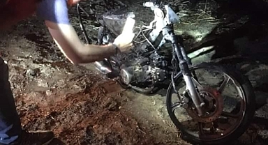 Anız yangınında motosiklet küle döndü