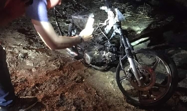 Anız yangınında motosiklet küle döndü