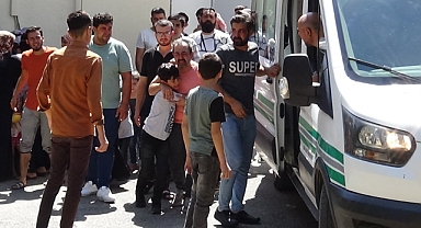 Babasını beklerken kamyonetin altında kalıp hayatını kaybetti