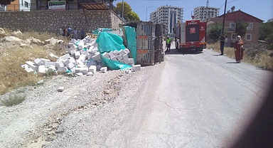 Beton yüklü kamyon kaza yaptı
