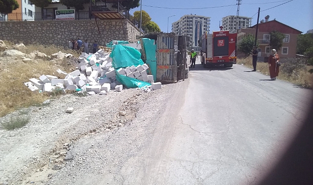 Beton yüklü kamyon kaza yaptı