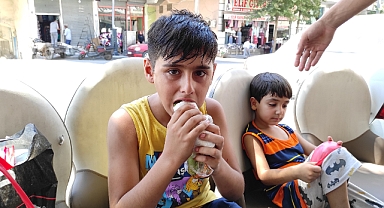 Cevizli çiğköfte yiyebilmek için birbirlerini ezdiler