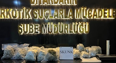 Diyarbakır'da  uyuşturucu poşetini çöpe attılar