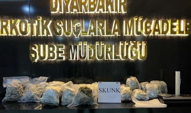 Diyarbakır'da  uyuşturucu poşetini çöpe attılar