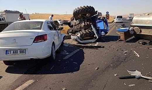 Hilvan'da traktöre otomobil çarptı: 3 yaralı
