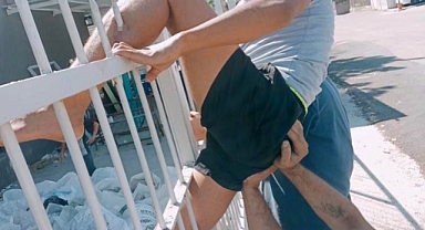 İş yerinin demir korkuluğu bacağına saplandı